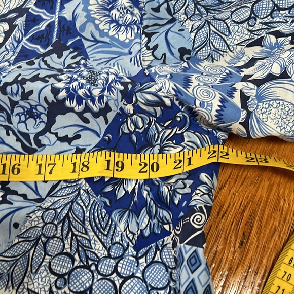 Oscar de la Renta silk top. Blue floral button front. Short sleeve. Size Medium - Picture 6 of 9